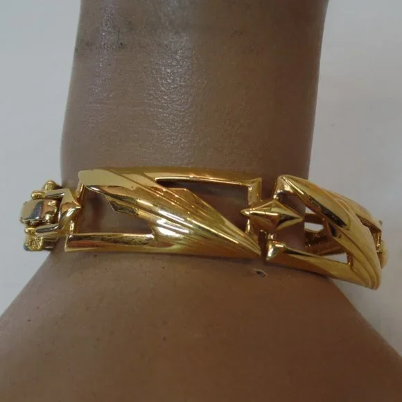 Vintage Monet Bracelet Gold Tone Links Leaf Design Cutouts 7" Fold Over Clasp - Picture 1 of 10
